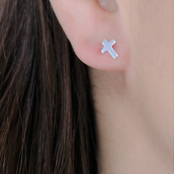 🎉 New Small Cross Silver Stainless Steel Earrings - Picture 4 of 6